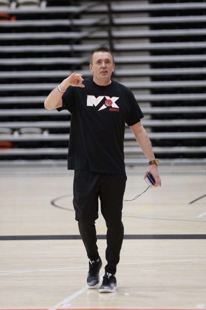Coach Brant Minor coaching at a Max Hoops practice